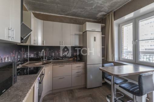 3-комн. квартира, посёлок городского типа Свердловский, улица Строителей, 6, #id1602102