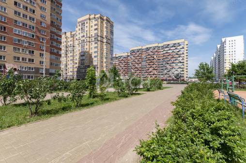 3-комн. квартира, посёлок городского типа Свердловский, улица Строителей, 6, #id1602102