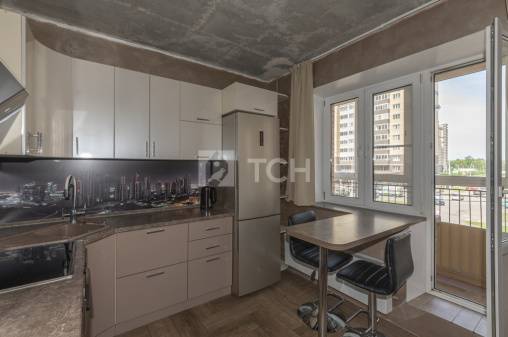 3-комн. квартира, посёлок городского типа Свердловский, улица Строителей, 6, #id1602102