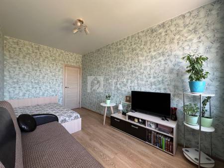 1-комн. квартира, посёлок городского типа Свердловский, улица Строителей, 9, #id1787844