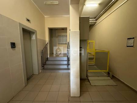 1-комн. квартира, посёлок городского типа Свердловский, улица Строителей, 9, #id1787844