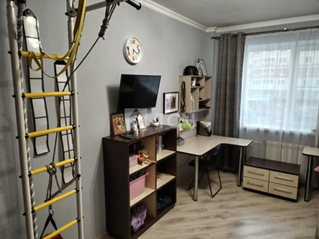 2-комн. квартира, посёлок городского типа Свердловский, Молодёжная улица, 1, #id1133655