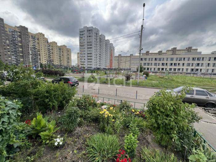 1-комн. квартира, посёлок городского типа Свердловский, улица Строителей, 9, #id2268526