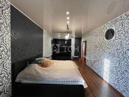 2-комн. квартира, посёлок городского типа Свердловский, Молодёжная улица, 1, #id1392191