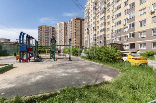 3-комн. квартира, посёлок городского типа Свердловский, улица Строителей, 6, #id1602102