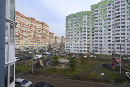 3-комн. квартира, посёлок городского типа Свердловский, Заречная улица, 10, #id1983722