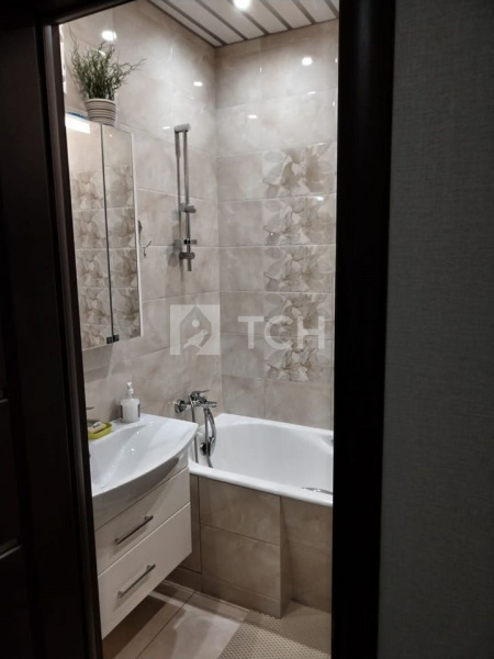 2-комн. квартира, посёлок городского типа Свердловский, Молодёжная улица, 1, #id1133655