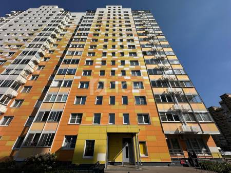 1-комн. квартира, посёлок городского типа Свердловский, улица Строителей, 9, #id1787844