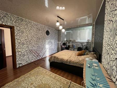 2-комн. квартира, посёлок городского типа Свердловский, Молодёжная улица, 1, #id1392191