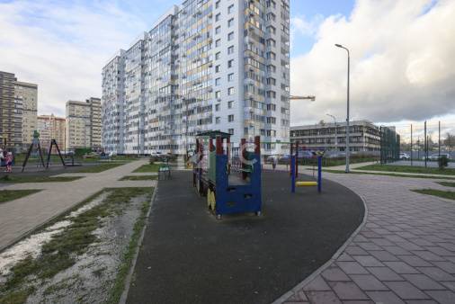 2-комн. квартира, посёлок городского типа Свердловский, улица Строителей, 3, #id1924697