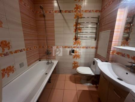 1-комн. квартира, посёлок городского типа Свердловский, улица Строителей, 8, #id1858290